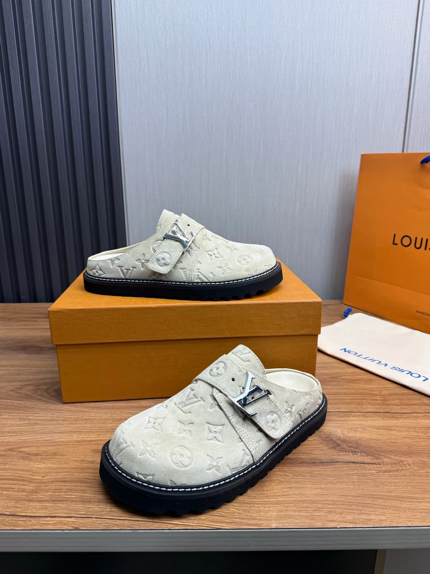 Men's men's shoes 460💰 Lv. Popular couple slippers hot sale🩷💚 🩴Official website one to one production 35-45 sizes 45 46 🉑️Customized!